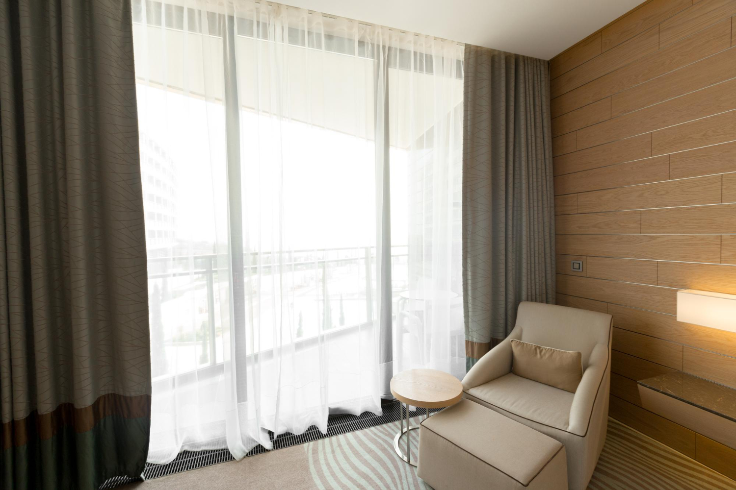 Cómo elegir la longitud y el tejido de tus cortinas según cada habitación